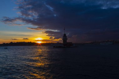 Bakire Kulesi: Boğaz manzarasının vazgeçilmez yerlerinden biri şüphesiz Bakire Kulesi 'dir. Küçük bir adada inşa edilen kule birçok efsanenin konusudur..