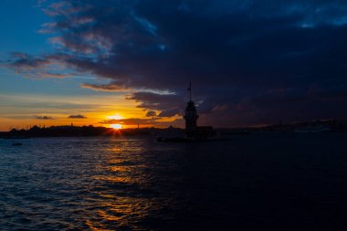 Bakire Kulesi: Boğaz manzarasının vazgeçilmez yerlerinden biri şüphesiz Bakire Kulesi 'dir. Küçük bir adada inşa edilen kule birçok efsanenin konusudur..