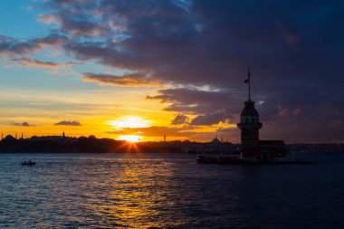 Bakire Kulesi: Boğaz manzarasının vazgeçilmez yerlerinden biri şüphesiz Bakire Kulesi 'dir. Küçük bir adada inşa edilen kule birçok efsanenin konusudur..