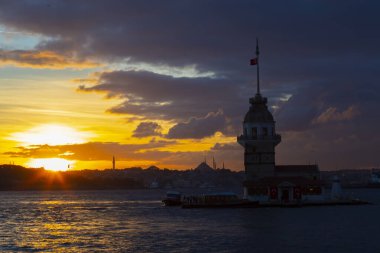 Bakire Kulesi: Boğaz manzarasının vazgeçilmez yerlerinden biri şüphesiz Bakire Kulesi 'dir. Küçük bir adada inşa edilen kule birçok efsanenin konusudur..
