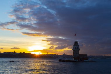 Bakire Kulesi: Boğaz manzarasının vazgeçilmez yerlerinden biri şüphesiz Bakire Kulesi 'dir. Küçük bir adada inşa edilen kule birçok efsanenin konusudur..