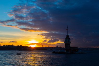 Bakire Kulesi: Boğaz manzarasının vazgeçilmez yerlerinden biri şüphesiz Bakire Kulesi 'dir. Küçük bir adada inşa edilen kule birçok efsanenin konusudur..