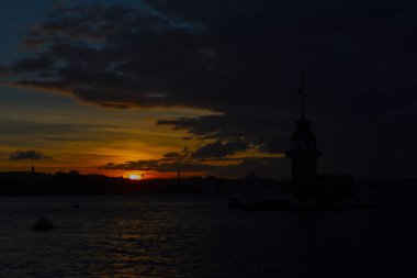 Bakire Kulesi: Boğaz manzarasının vazgeçilmez yerlerinden biri şüphesiz Bakire Kulesi 'dir. Küçük bir adada inşa edilen kule birçok efsanenin konusudur..