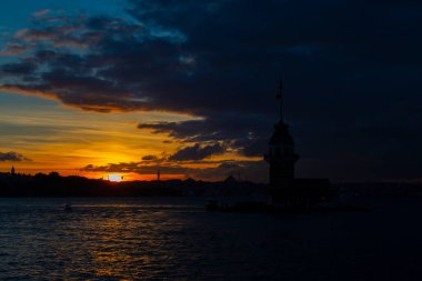 Bakire Kulesi: Boğaz manzarasının vazgeçilmez yerlerinden biri şüphesiz Bakire Kulesi 'dir. Küçük bir adada inşa edilen kule birçok efsanenin konusudur..