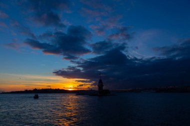 Bakire Kulesi: Boğaz manzarasının vazgeçilmez yerlerinden biri şüphesiz Bakire Kulesi 'dir. Küçük bir adada inşa edilen kule birçok efsanenin konusudur..
