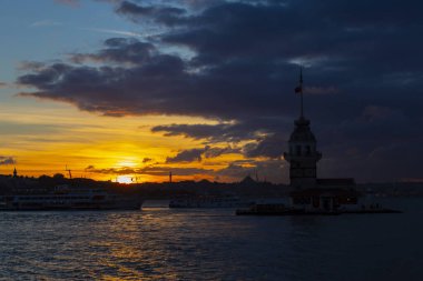 Bakire Kulesi: Boğaz manzarasının vazgeçilmez yerlerinden biri şüphesiz Bakire Kulesi 'dir. Küçük bir adada inşa edilen kule birçok efsanenin konusudur..