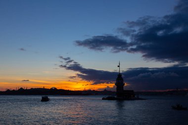 Bakire Kulesi: Boğaz manzarasının vazgeçilmez yerlerinden biri şüphesiz Bakire Kulesi 'dir. Küçük bir adada inşa edilen kule birçok efsanenin konusudur..
