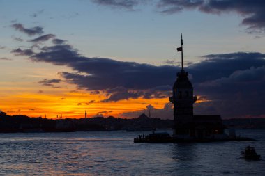 Bakire Kulesi: Boğaz manzarasının vazgeçilmez yerlerinden biri şüphesiz Bakire Kulesi 'dir. Küçük bir adada inşa edilen kule birçok efsanenin konusudur..