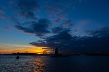 Bakire Kulesi: Boğaz manzarasının vazgeçilmez yerlerinden biri şüphesiz Bakire Kulesi 'dir. Küçük bir adada inşa edilen kule birçok efsanenin konusudur..