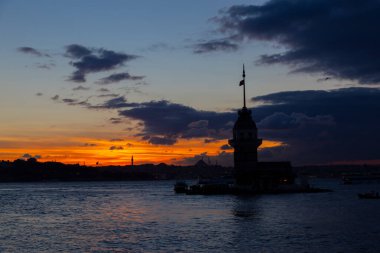 Bakire Kulesi: Boğaz manzarasının vazgeçilmez yerlerinden biri şüphesiz Bakire Kulesi 'dir. Küçük bir adada inşa edilen kule birçok efsanenin konusudur..