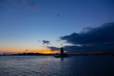 Bakire Kulesi: Boğaz manzarasının vazgeçilmez yerlerinden biri şüphesiz Bakire Kulesi 'dir. Küçük bir adada inşa edilen kule birçok efsanenin konusudur..