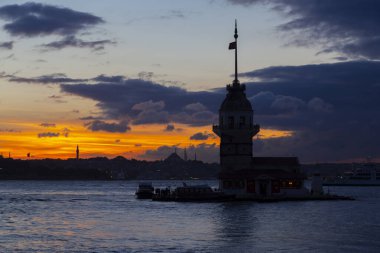 Bakire Kulesi: Boğaz manzarasının vazgeçilmez yerlerinden biri şüphesiz Bakire Kulesi 'dir. Küçük bir adada inşa edilen kule birçok efsanenin konusudur..