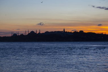 Bakire Kulesi: Boğaz manzarasının vazgeçilmez yerlerinden biri şüphesiz Bakire Kulesi 'dir. Küçük bir adada inşa edilen kule birçok efsanenin konusudur..