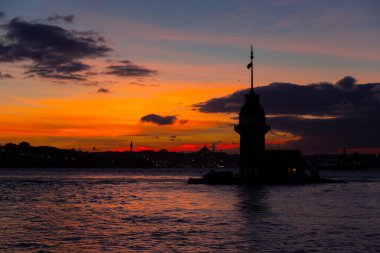 Bakire Kulesi: Boğaz manzarasının vazgeçilmez yerlerinden biri şüphesiz Bakire Kulesi 'dir. Küçük bir adada inşa edilen kule birçok efsanenin konusudur..