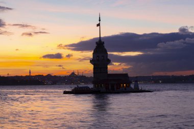 Bakire Kulesi: Boğaz manzarasının vazgeçilmez yerlerinden biri şüphesiz Bakire Kulesi 'dir. Küçük bir adada inşa edilen kule birçok efsanenin konusudur..