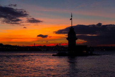 Bakire Kulesi: Boğaz manzarasının vazgeçilmez yerlerinden biri şüphesiz Bakire Kulesi 'dir. Küçük bir adada inşa edilen kule birçok efsanenin konusudur..