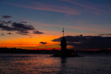 Bakire Kulesi: Boğaz manzarasının vazgeçilmez yerlerinden biri şüphesiz Bakire Kulesi 'dir. Küçük bir adada inşa edilen kule birçok efsanenin konusudur..