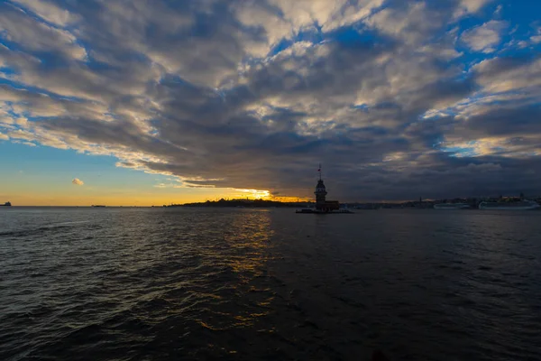 Bakire Kulesi: Boğaz manzarasının vazgeçilmez yerlerinden biri şüphesiz Bakire Kulesi 'dir. Küçük bir adada inşa edilen kule birçok efsanenin konusudur..