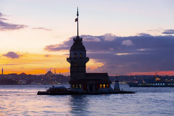 Bakire Kulesi Boğaz Manzarasının Vazgeçilmez Yerlerinden Biri Şüphesiz Bakire Kulesi — Stok fotoğraf