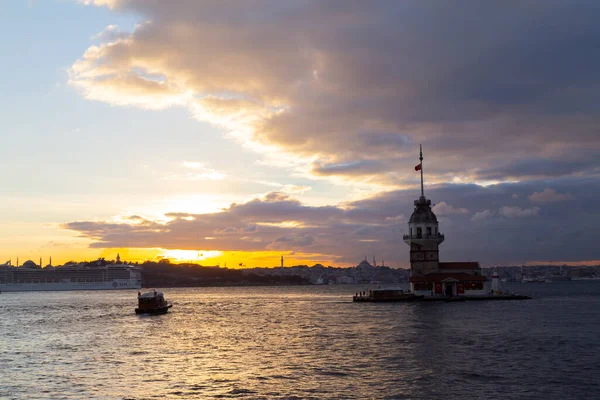 Bakire Kulesi Boğaz Manzarasının Vazgeçilmez Yerlerinden Biri Şüphesiz Bakire Kulesi — Stok fotoğraf