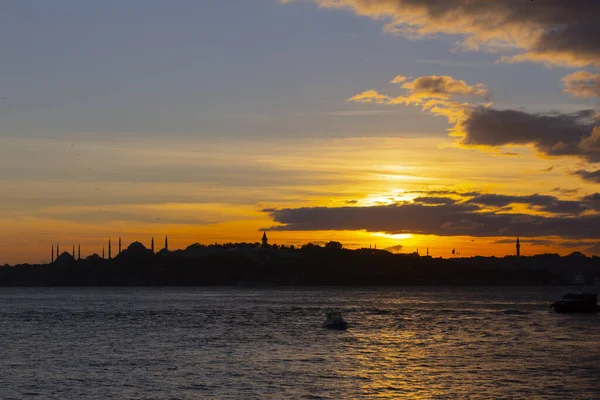 Bakire Kulesi: Boğaz manzarasının vazgeçilmez yerlerinden biri şüphesiz Bakire Kulesi 'dir. Küçük bir adada inşa edilen kule birçok efsanenin konusudur..
