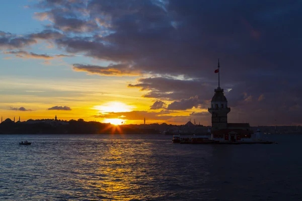 Bakire Kulesi: Boğaz manzarasının vazgeçilmez yerlerinden biri şüphesiz Bakire Kulesi 'dir. Küçük bir adada inşa edilen kule birçok efsanenin konusudur..