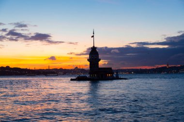 Bakire Kulesi: Boğaz manzarasının vazgeçilmez yerlerinden biri şüphesiz Bakire Kulesi 'dir. Küçük bir adada inşa edilen kule birçok efsanenin konusudur..