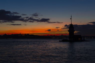 Bakire Kulesi: Boğaz manzarasının vazgeçilmez yerlerinden biri şüphesiz Bakire Kulesi 'dir. Küçük bir adada inşa edilen kule birçok efsanenin konusudur..