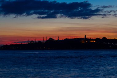 Bakire Kulesi: Boğaz manzarasının vazgeçilmez yerlerinden biri şüphesiz Bakire Kulesi 'dir. Küçük bir adada inşa edilen kule birçok efsanenin konusudur..