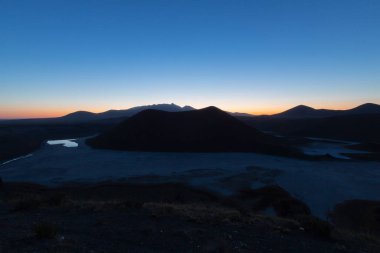 Meke Maar Gölü, sönmüş bir volkan kraterinin ortasında gaz patlaması sonucu suyla dolu bir göldür..