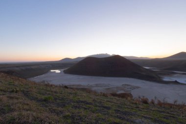Meke Maar Gölü, sönmüş bir volkan kraterinin ortasında gaz patlaması sonucu suyla dolu bir göldür..