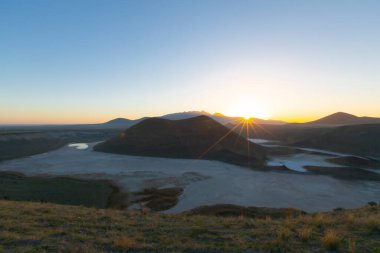 Meke Maar Gölü, sönmüş bir volkan kraterinin ortasında gaz patlaması sonucu suyla dolu bir göldür..