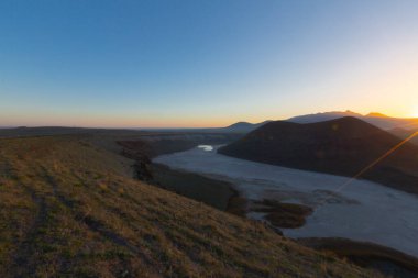 Meke Maar Gölü, sönmüş bir volkan kraterinin ortasında gaz patlaması sonucu suyla dolu bir göldür..