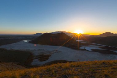 Meke Maar Gölü, sönmüş bir volkan kraterinin ortasında gaz patlaması sonucu suyla dolu bir göldür..