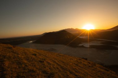 Meke Maar Gölü, sönmüş bir volkan kraterinin ortasında gaz patlaması sonucu suyla dolu bir göldür..