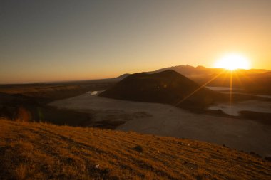 Meke Maar Gölü, sönmüş bir volkan kraterinin ortasında gaz patlaması sonucu suyla dolu bir göldür..