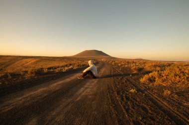 Meke Maar Gölü, sönmüş bir volkan kraterinin ortasında gaz patlaması sonucu suyla dolu bir göldür..