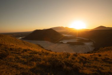 Meke Maar Gölü, sönmüş bir volkan kraterinin ortasında gaz patlaması sonucu suyla dolu bir göldür..