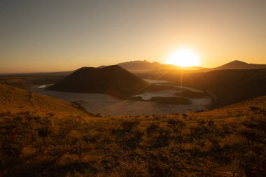 Meke Maar Gölü, sönmüş bir volkan kraterinin ortasında gaz patlaması sonucu suyla dolu bir göldür..