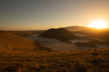 Meke Maar Gölü, sönmüş bir volkan kraterinin ortasında gaz patlaması sonucu suyla dolu bir göldür..