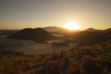 Meke Maar Gölü, sönmüş bir volkan kraterinin ortasında gaz patlaması sonucu suyla dolu bir göldür..
