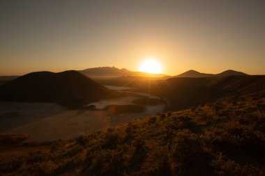 Meke Maar Gölü, sönmüş bir volkan kraterinin ortasında gaz patlaması sonucu suyla dolu bir göldür..