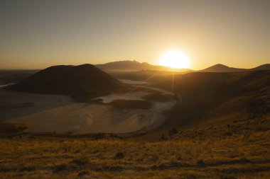 Meke Maar Gölü, sönmüş bir volkan kraterinin ortasında gaz patlaması sonucu suyla dolu bir göldür..