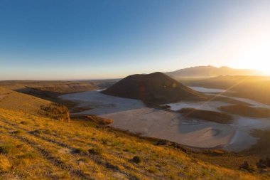 Meke Maar Gölü, sönmüş bir volkan kraterinin ortasında gaz patlaması sonucu suyla dolu bir göldür..