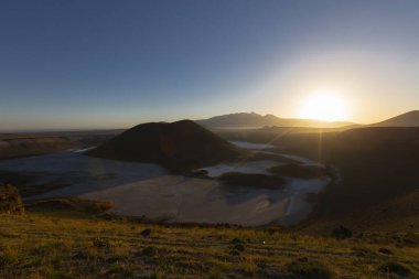 Meke Maar Gölü, sönmüş bir volkan kraterinin ortasında gaz patlaması sonucu suyla dolu bir göldür..