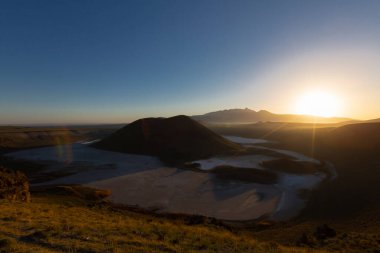 Meke Maar Gölü, sönmüş bir volkan kraterinin ortasında gaz patlaması sonucu suyla dolu bir göldür..