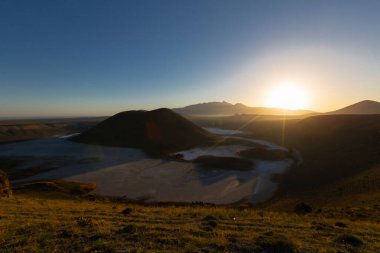 Meke Maar Gölü, sönmüş bir volkan kraterinin ortasında gaz patlaması sonucu suyla dolu bir göldür..