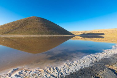 Meke Maar Gölü, sönmüş bir volkan kraterinin ortasında gaz patlaması sonucu suyla dolu bir göldür..