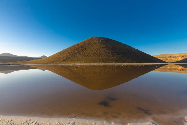 Meke Maar Lake 폭발로 차있는 사화산 분화구 가운데에 섬들이 호수이다 — 스톡 사진