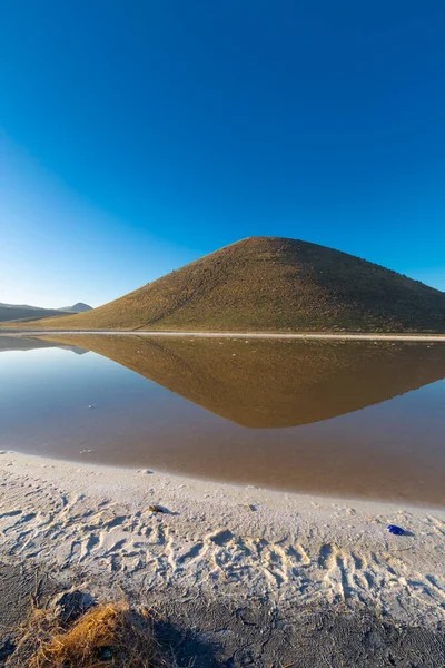 Meke Maar Lake 폭발로 차있는 사화산 분화구 가운데에 섬들이 호수이다 — 스톡 사진